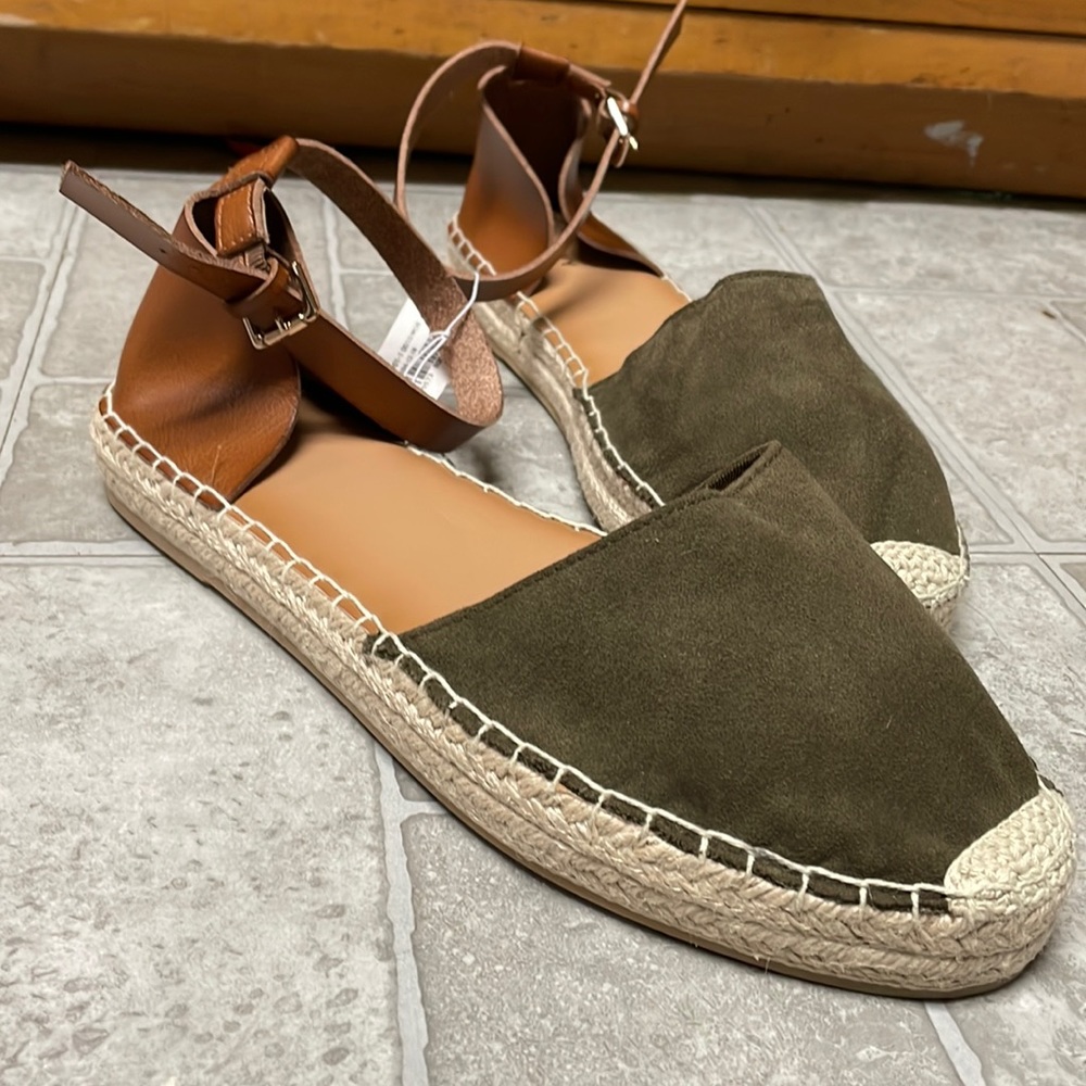 Old Navy Olive Rounded Closed Toe Sandals (Size 10) - Never Worn